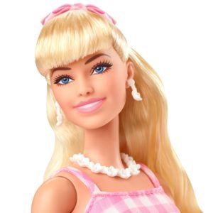 Barbie, a film: Barbie baba kockás ruhában